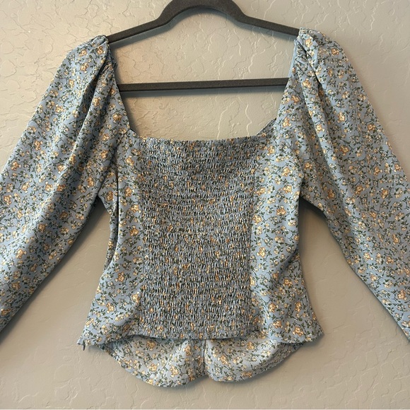 ASTR The Label blue peach floral ditsy floral smocked ruched top medium - Picture 13 of 16
